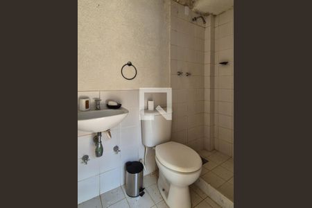 Casa de condomínio à venda com 370m², 6 quartos e 3 vagas Casa de condomínio à venda com 370m², 6 quartos e 3 vagasBanheiro de Serviço