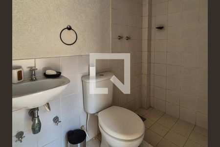 Casa de condomínio à venda com 370m², 6 quartos e 3 vagas Casa de condomínio à venda com 370m², 6 quartos e 3 vagasBanheiro de Serviço