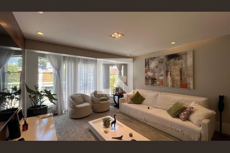 Sala de TV de casa à venda com 4 quartos, 350m² em Vila Madalena, São Paulo