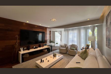 Sala de TV de casa à venda com 4 quartos, 350m² em Vila Madalena, São Paulo