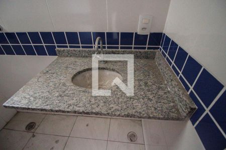 Banheiro da Suíte 1 de casa de condomínio para alugar com 2 quartos, 55m² em Itaquera, São Paulo