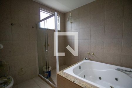 Casa à venda com 570m², 6 quartos e 6 vagasBanheiro da Suíte 1