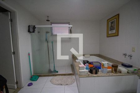 Casa à venda com 570m², 6 quartos e 6 vagasBanheiro da Suíte 1 