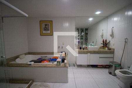 Casa à venda com 570m², 6 quartos e 6 vagasBanheiro da Suíte 1 