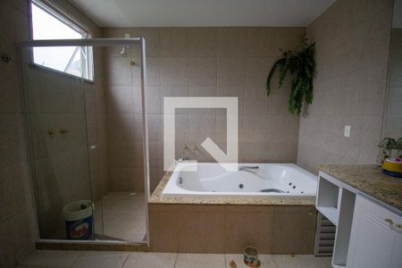 Casa à venda com 570m², 6 quartos e 6 vagasBanheiro da Suíte 1