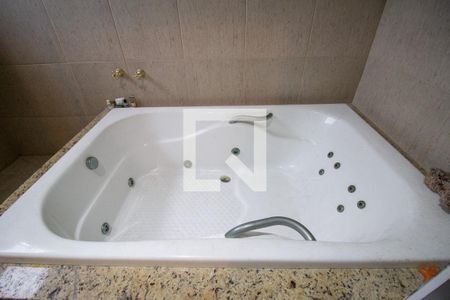 Casa à venda com 570m², 6 quartos e 6 vagasBanheiro da Suíte 1