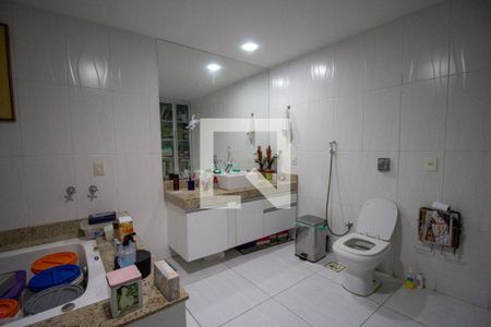Casa à venda com 570m², 6 quartos e 6 vagasBanheiro da Suíte 1 