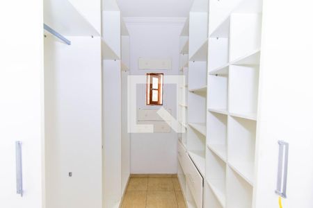 Casa à venda com 200m², 4 quartos e 2 vagas Casa à venda com 200m², 4 quartos e 2 vagasCloset da suíte