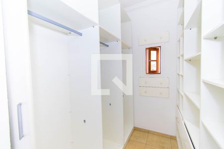 Casa à venda com 200m², 4 quartos e 2 vagas Casa à venda com 200m², 4 quartos e 2 vagasCloset da suíte