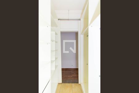 Casa à venda com 200m², 4 quartos e 2 vagas Casa à venda com 200m², 4 quartos e 2 vagasCloset da suíte