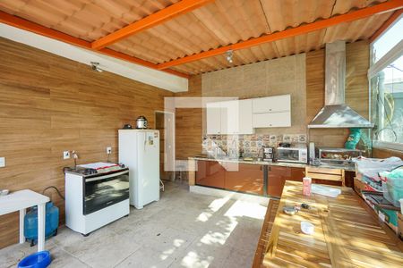 Casa à venda com 307m², 6 quartos e 3 vagas Casa à venda com 307m², 6 quartos e 3 vagasQuintal