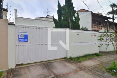 Casa à venda com 240m², 5 quartos e 3 vagasFachada