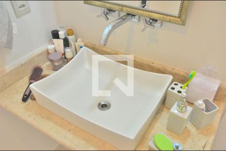 Casa à venda com 240m², 5 quartos e 3 vagasBanheiro suíte 2