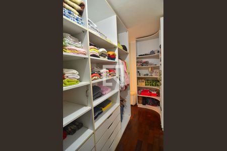 Casa à venda com 240m², 5 quartos e 3 vagasCloset