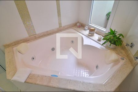 Casa à venda com 240m², 5 quartos e 3 vagasBanheiro suíte 2