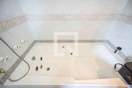 Apartamento à venda com 200m², 3 quartos e 2 vagas Apartamento à venda com 200m², 3 quartos e 2 vagasBanheira