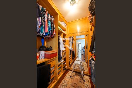 Apartamento à venda com 200m², 3 quartos e 2 vagas Apartamento à venda com 200m², 3 quartos e 2 vagasCloset da suíte