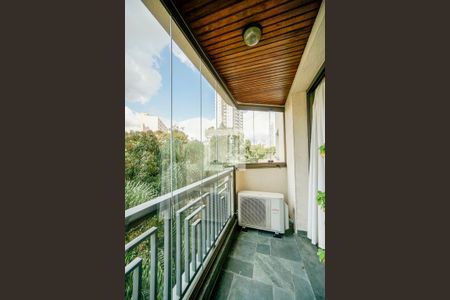 Apartamento à venda com 200m², 3 quartos e 2 vagas Apartamento à venda com 200m², 3 quartos e 2 vagasVaranda