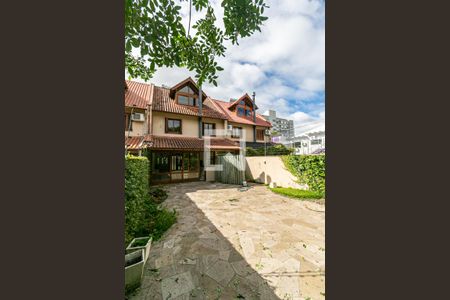 Casa para alugar com 233m², 4 quartos e 4 vagas Casa para alugar com 233m², 4 quartos e 4 vagasÁrea Externa