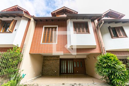 Casa para alugar com 233m², 4 quartos e 4 vagas Casa para alugar com 233m², 4 quartos e 4 vagasFachada