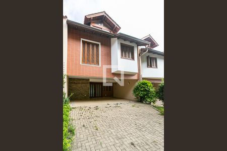 Casa para alugar com 233m², 4 quartos e 4 vagas Casa para alugar com 233m², 4 quartos e 4 vagasFachada