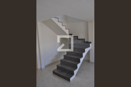 Casa para alugar com 250m², 4 quartos e 2 vagasEscada de Acesso ao Segundo Andar