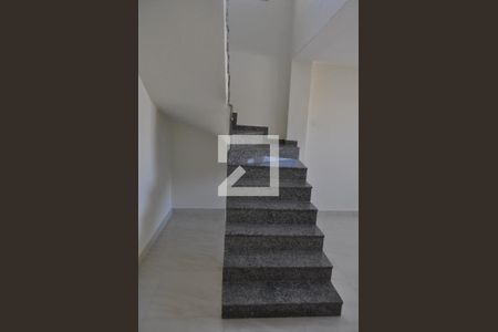 Casa para alugar com 250m², 4 quartos e 2 vagasEscada de Acesso ao Segundo Andar