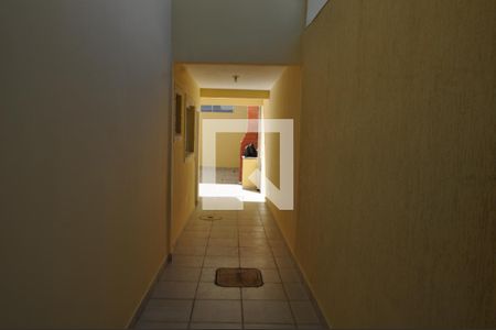 Casa para alugar com 250m², 4 quartos e 2 vagasCorredor Lateral da Casa