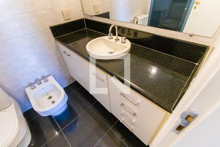 Apartamento para alugar com 142m², 3 quartos e 2 vagas Apartamento para alugar com 142m², 3 quartos e 2 vagasBanheiro da suíte 1