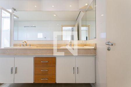 Apartamento à venda com 355m², 3 quartos e 4 vagasBanheiro da Suíte 1