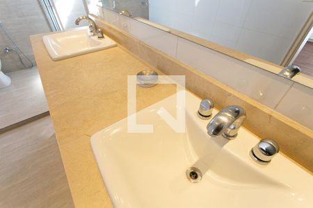 Apartamento à venda com 355m², 3 quartos e 4 vagasBanheiro da Suíte 1