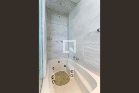 Apartamento à venda com 355m², 3 quartos e 4 vagasBanheiro da Suíte 2 - Banheira