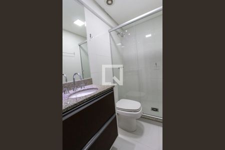 Banheiro de kitnet/studio para alugar com 1 quarto, 30m² em Centro, Curitiba