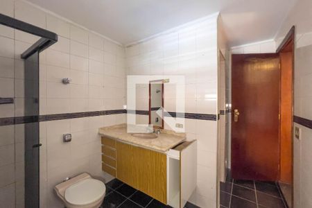 Banheiro do quarto 1 de casa para alugar com 3 quartos, 330m² em Jardim da Glória, São Paulo