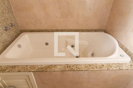 Casa à venda com 278m², 3 quartos e 2 vagasBanheiro da Suíte 2