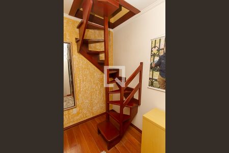 Casa à venda com 278m², 3 quartos e 2 vagasEscada