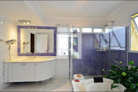 Casa à venda com 238m², 3 quartos e 4 vagasBanheiro da Suíte