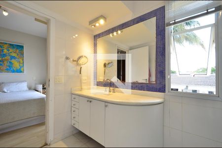 Casa à venda com 238m², 3 quartos e 4 vagasBanheiro Social