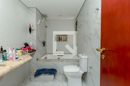 Apartamento à venda com 254m², 5 quartos e 2 vagasBanheiro do Quarto 2