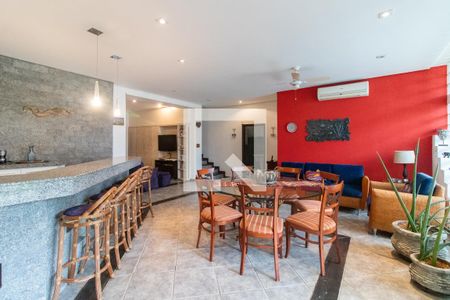 Casa à venda com 407m², 4 quartos e 4 vagasSalão de Festas