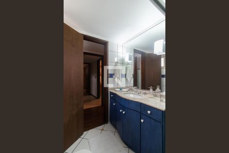 Casa à venda com 407m², 4 quartos e 4 vagasBanheiro da Suíte 1