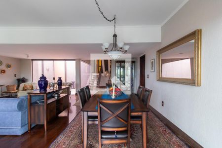 Casa à venda com 407m², 4 quartos e 4 vagasSala