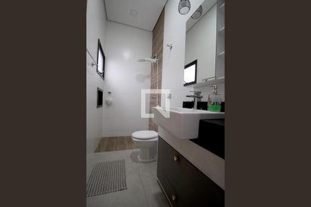 Casa de condomínio para alugar com 180m², 3 quartos e 4 vagasBanheiro 