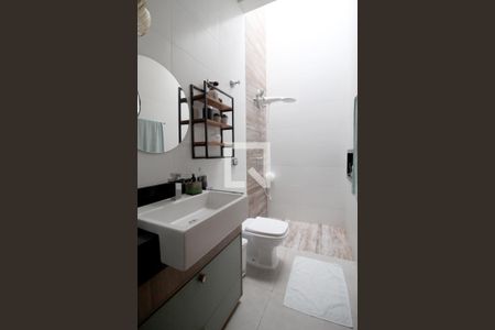 Casa de condomínio para alugar com 180m², 3 quartos e 4 vagasBanheiro 