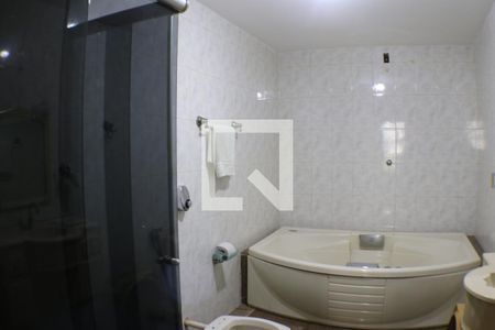 Casa à venda com 450m², 5 quartos e 5 vagasBanheiro da Suíte