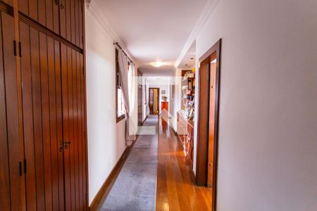 Casa à venda com 550m², 5 quartos e 7 vagasCorredor