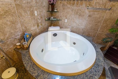 Casa à venda com 550m², 5 quartos e 7 vagasBanheira do Banheiro da Suíte 1