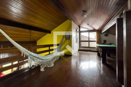 Casa à venda com 250m², 5 quartos e 4 vagas Casa à venda com 250m², 5 quartos e 4 vagasSótão