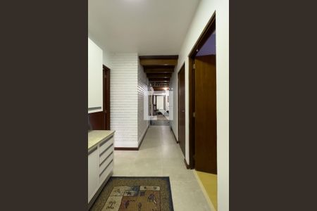 Casa à venda com 250m², 5 quartos e 4 vagas Casa à venda com 250m², 5 quartos e 4 vagasCorredor