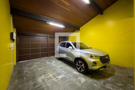 Casa à venda com 250m², 5 quartos e 4 vagas Casa à venda com 250m², 5 quartos e 4 vagasGaragem